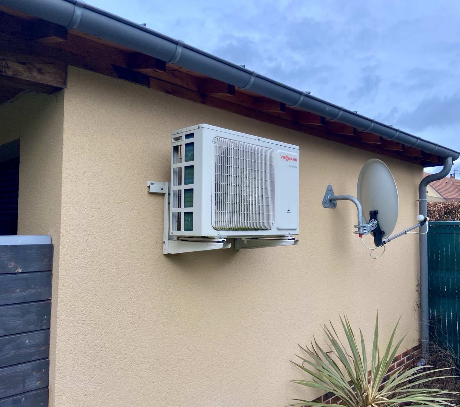 Groupe extérieur de climatisation Viessmann installé en façade