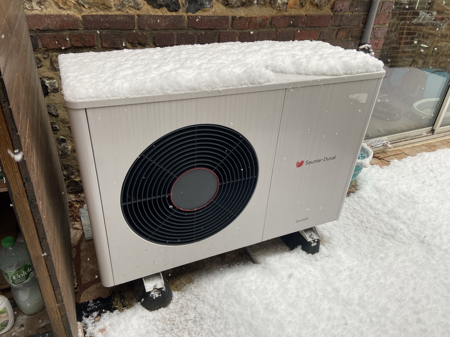 Pompe à chaleur Saunier Duval en fonctionnement sous la neige