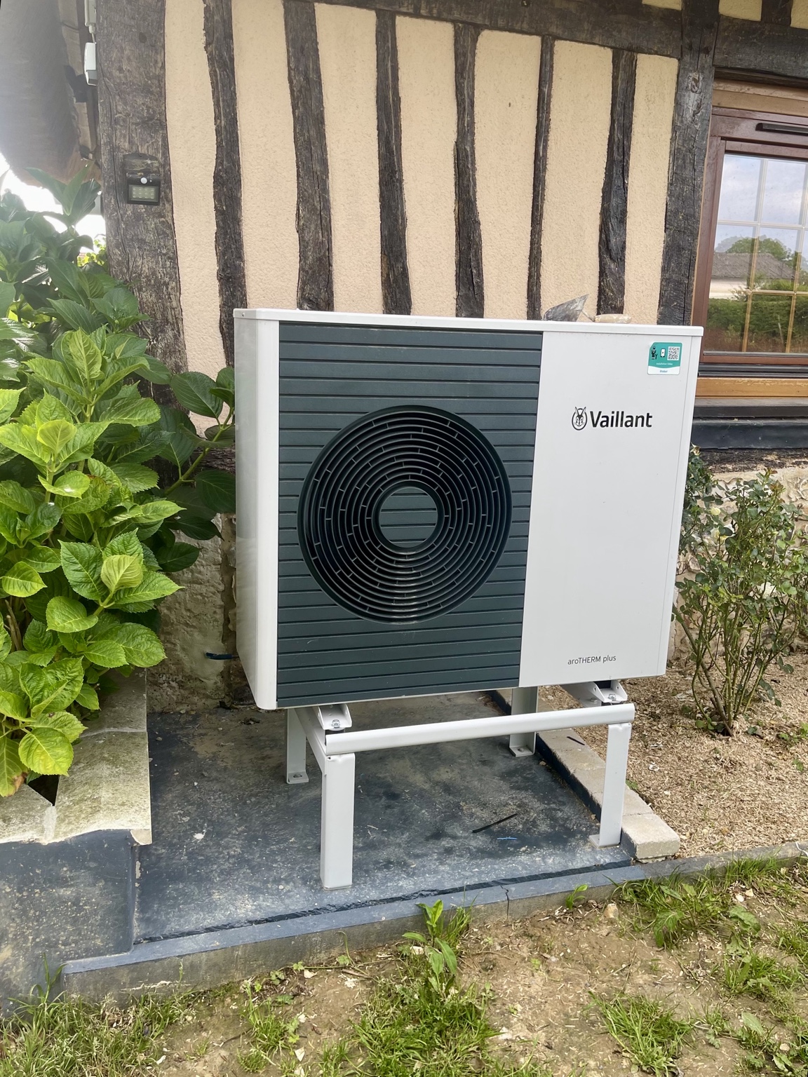 Pompe à chaleur Vaillant installée devant une maison à colombages